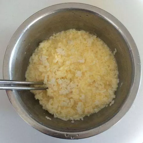 「剩米飯」不要再做蛋炒飯了，教你一個新做法，老人孩子都愛吃 ！